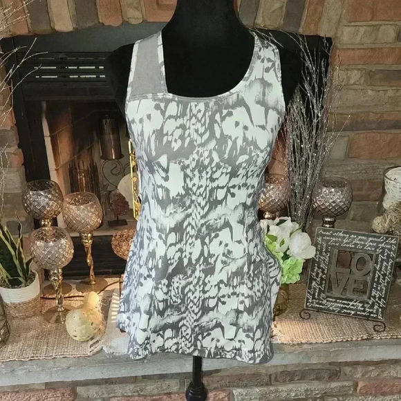 Lole White and Gray Scoop Neck Sleeveless Tank Top - Picture 1 of 6